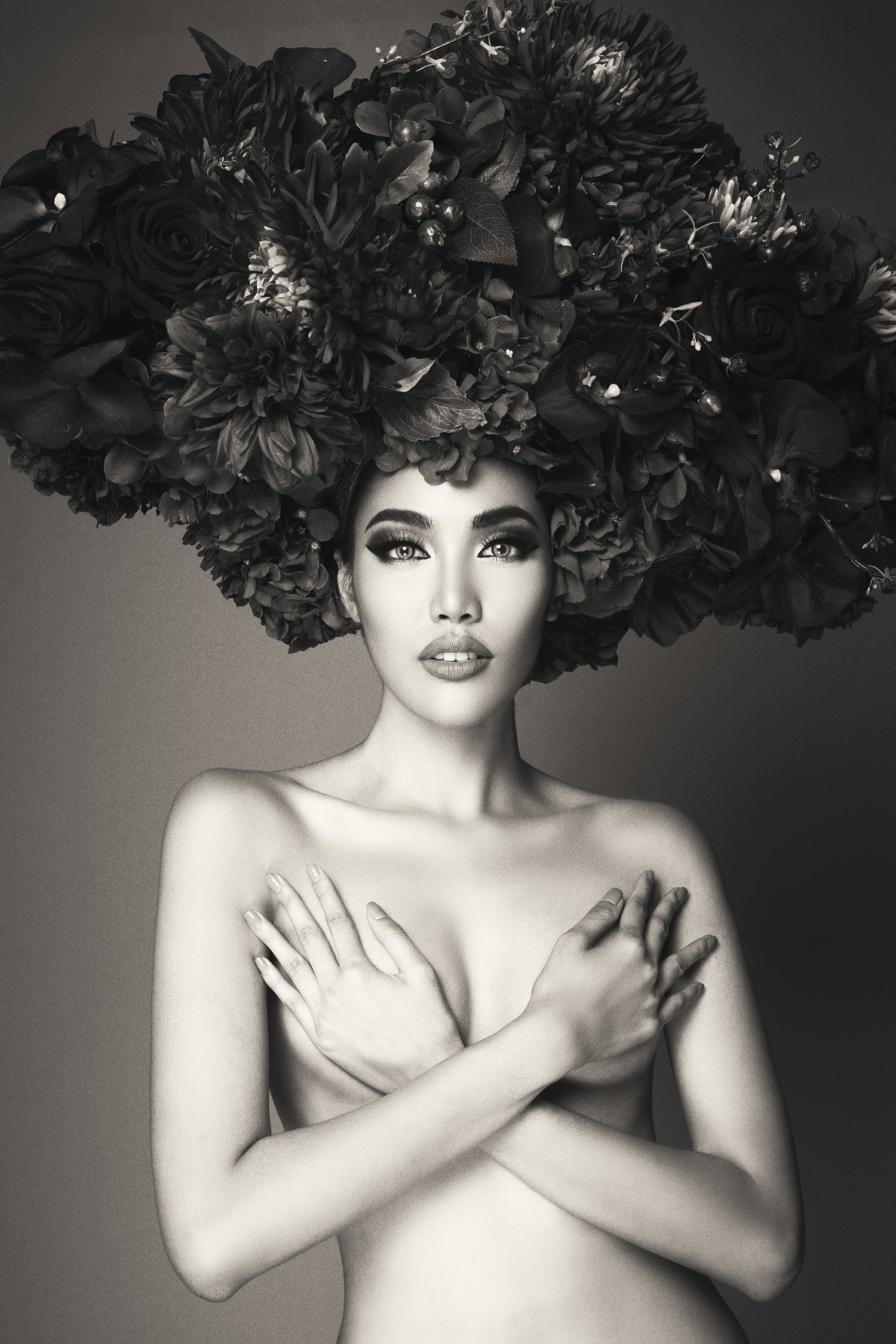 Hà Tăng vai trần, Kỳ Duyên cùng loạt mỹ nhân Việt khác trút bỏ xiêm y trong bộ ảnh của NTK Đỗ Mạnh Cường